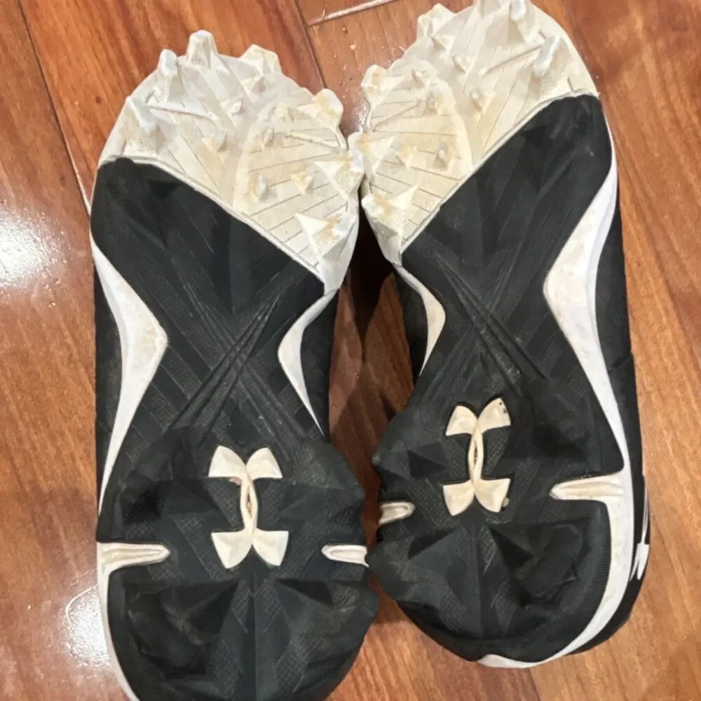 Under Armour Black/White Kids Baseball Molded Cleats Low Top Shoes size 5.5y